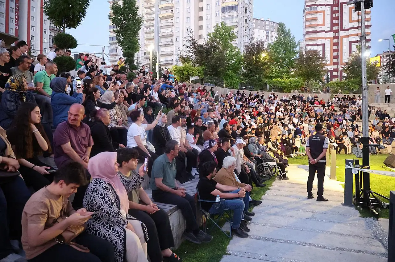 Babalar Günü'ne damga vuran gece! Sahneden yükselen ezgiler büyük beğeni topladı