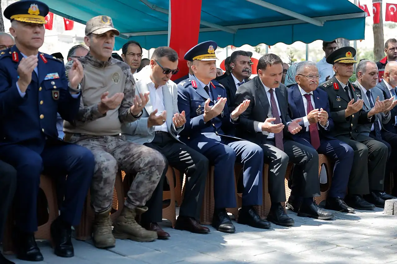 15 Temmuz'un 10. yılında yürek burkan anlar! Şehitlikte duygu seli