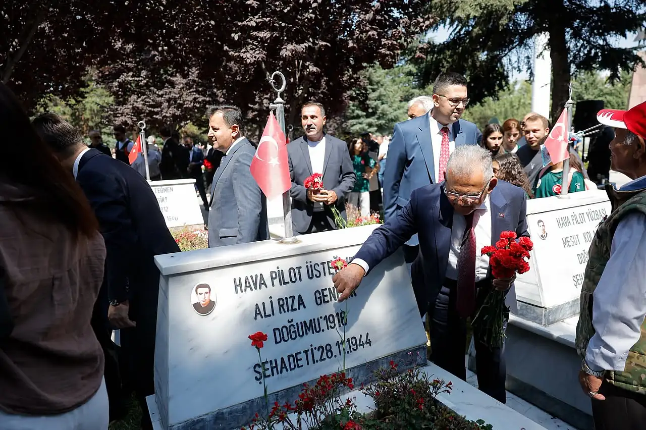 15 Temmuz'un 10. yılında yürek burkan anlar! Şehitlikte duygu seli