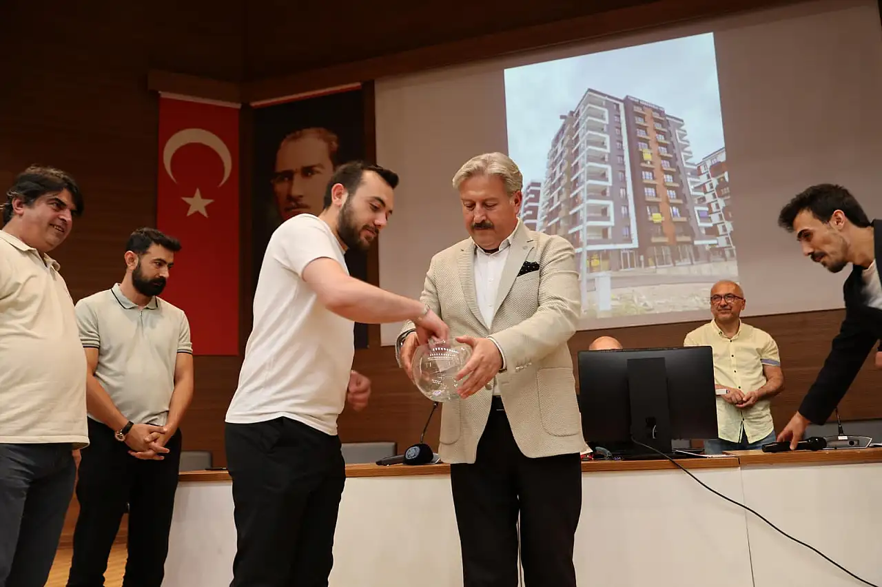 Melikgazi'den kentsel dönüşümde örnek adım: Yeni evler teslim edildi