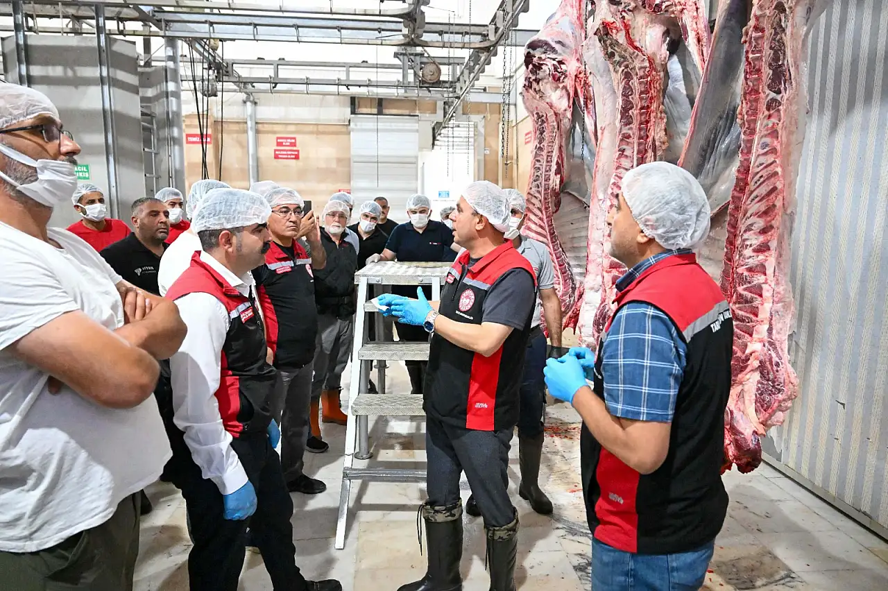 Kayseri'de İl Müdürü Saklav kesimhaneye girdi: Uygulamalı eğitime katıldı!
