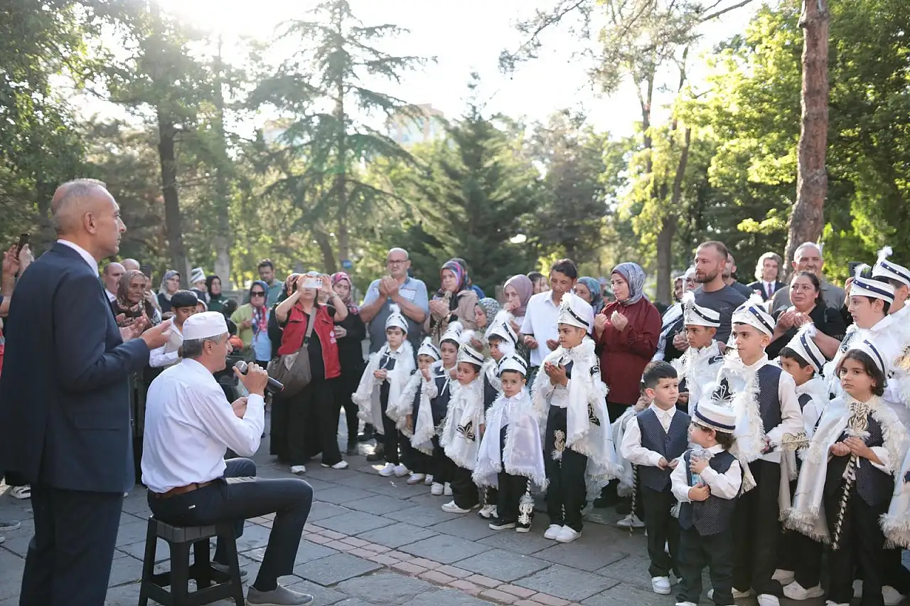 Kayseri'de 530 yıllık vakıf geleneği yeniden canlandı: İşte sünnet şöleninden renkli görüntüler!