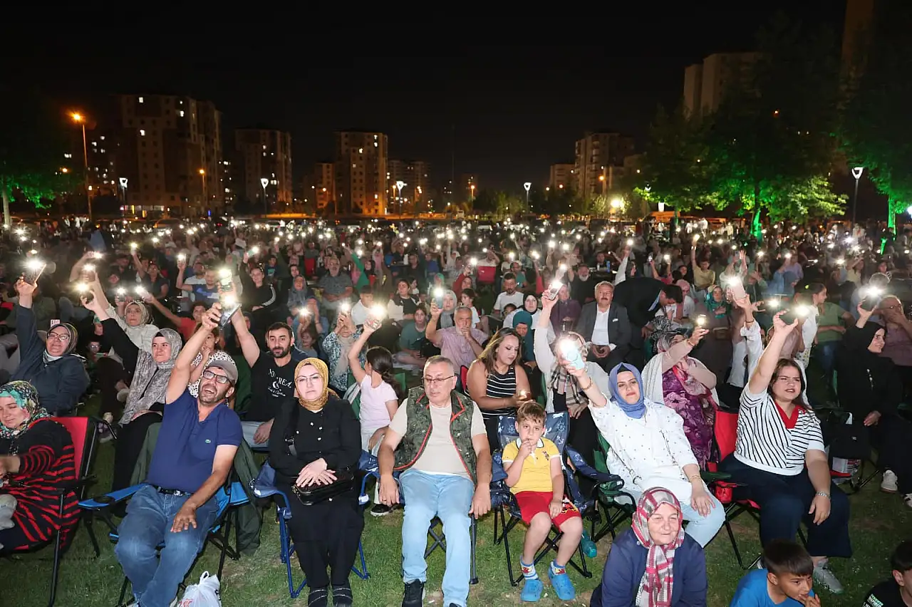 Kayseri'de şiir ve türküler geceye damga vurdu! Talha Bora Öge'den unutulmaz konser