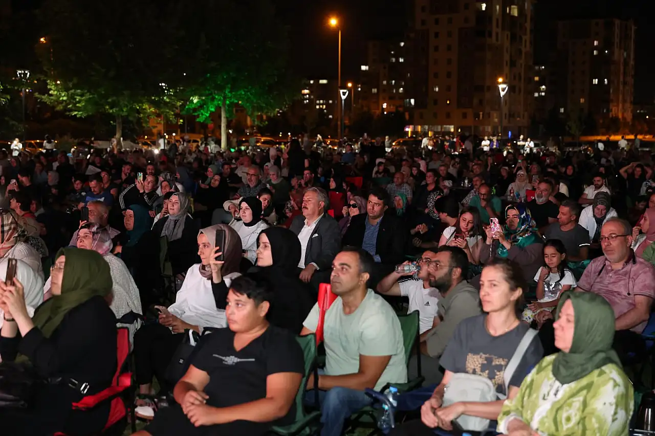 Kayseri'de şiir ve türküler geceye damga vurdu! Talha Bora Öge'den unutulmaz konser