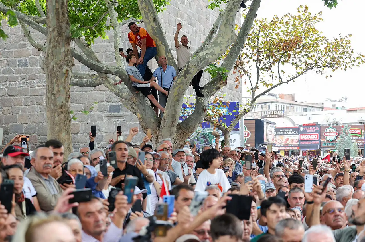 Kayseri'de konuşan Özel: ''Bundan sonra siyasi tartışmalarla oy devşirme oyunlarına asla gelmeyeceğiz''