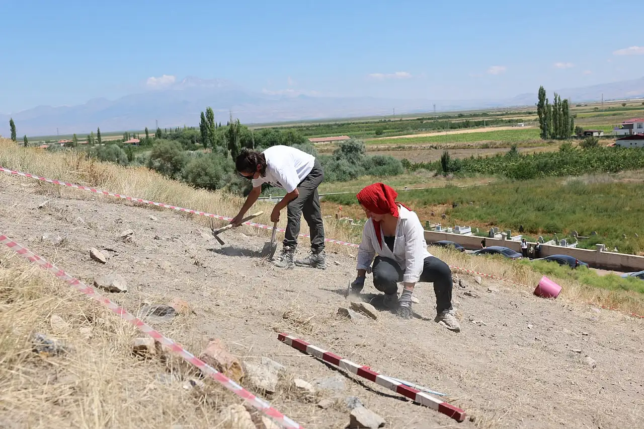 Vali Çiçek o bölgeye gitti! Kayseri'nin binlerce yıllık geçmişi araştırılıyor