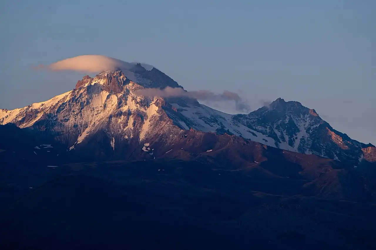 Erciyes'in zirvesinde kar sürprizi: Beyaz örtüye büründü!