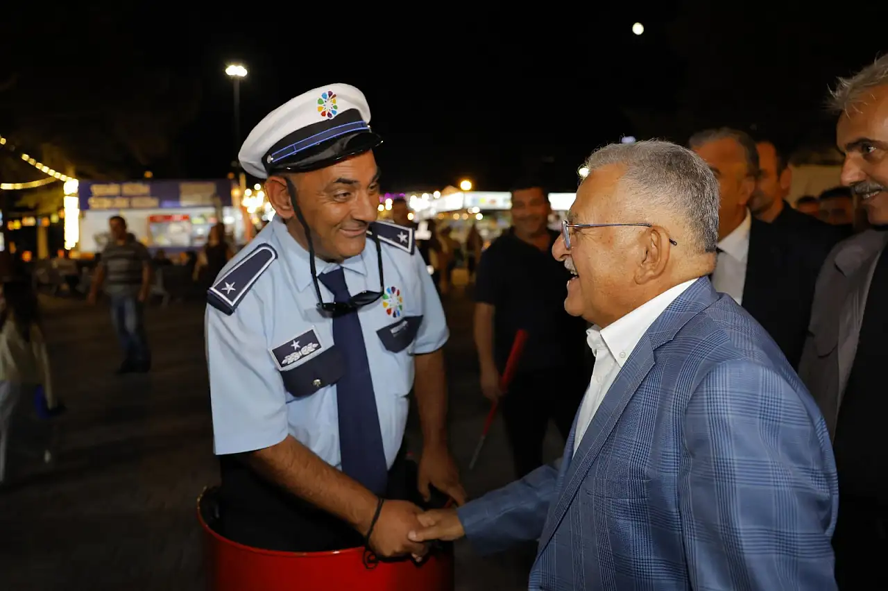 Kayseri'de fuara gidenler sürprizle karşılaştı! Bir çocuğun sevinci geceye damga vurdu