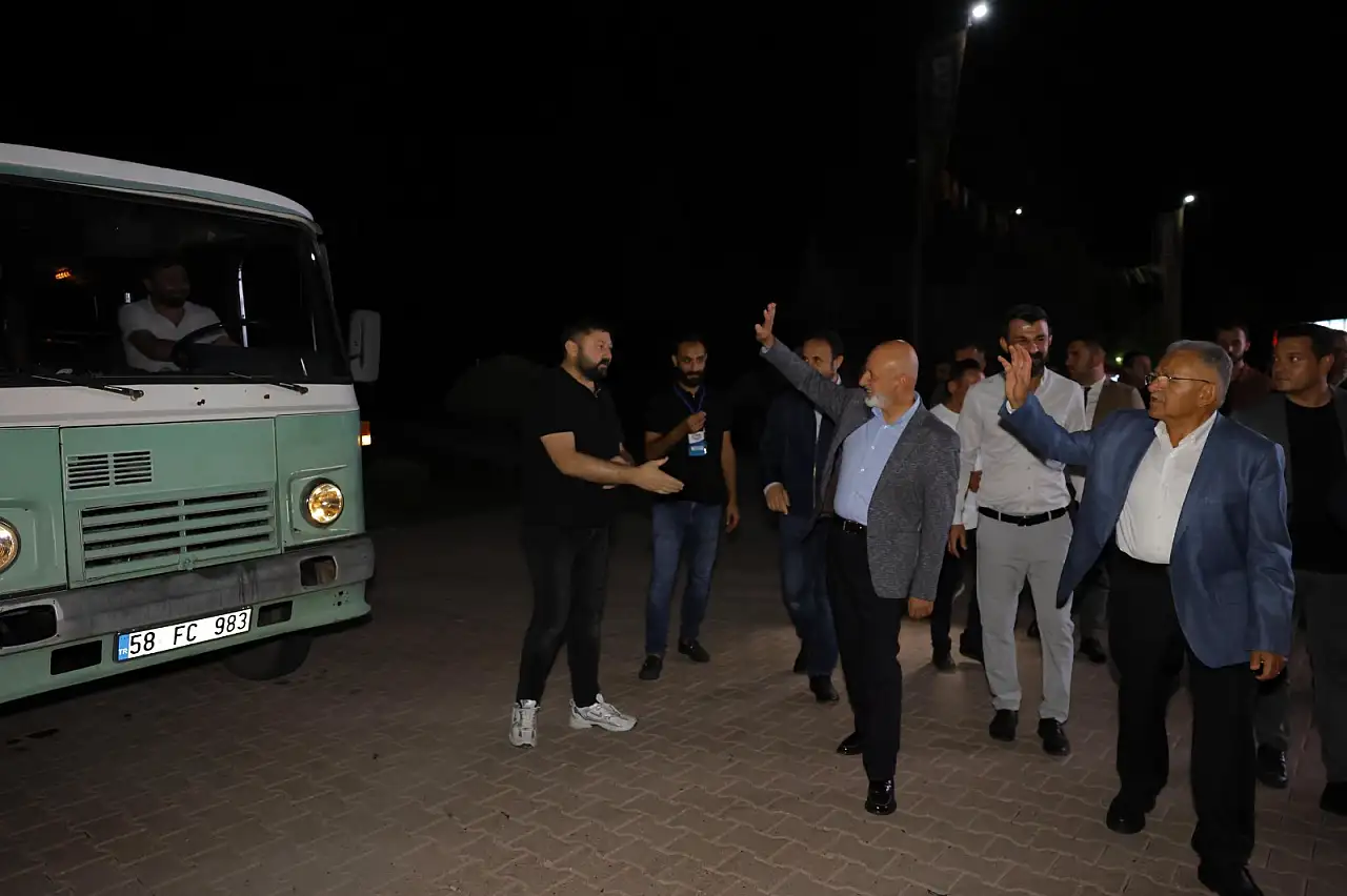Kayseri'de fuara gidenler sürprizle karşılaştı! Bir çocuğun sevinci geceye damga vurdu