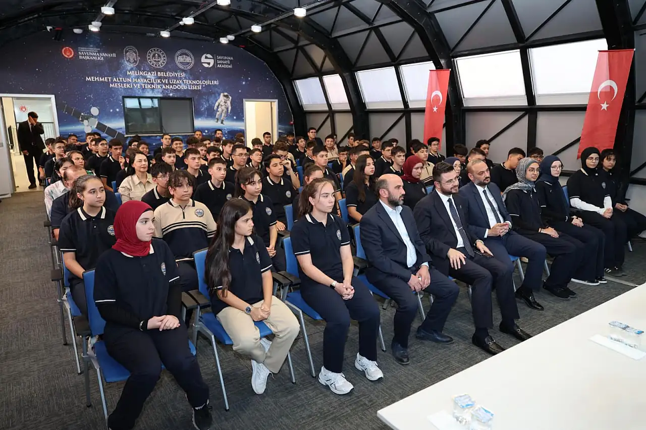 Türkiye'nin geleceğine umut veren lisede önemli buluşma: Vekil Böhürler tecrübelerini paylaştı...