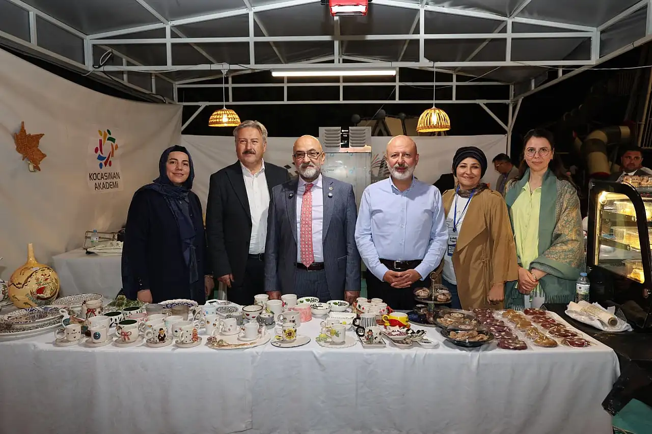 Şut çekti, bisiklet dağıttı, dolmuşa bindi! Cıngı'nın Fuar38 akşamı
