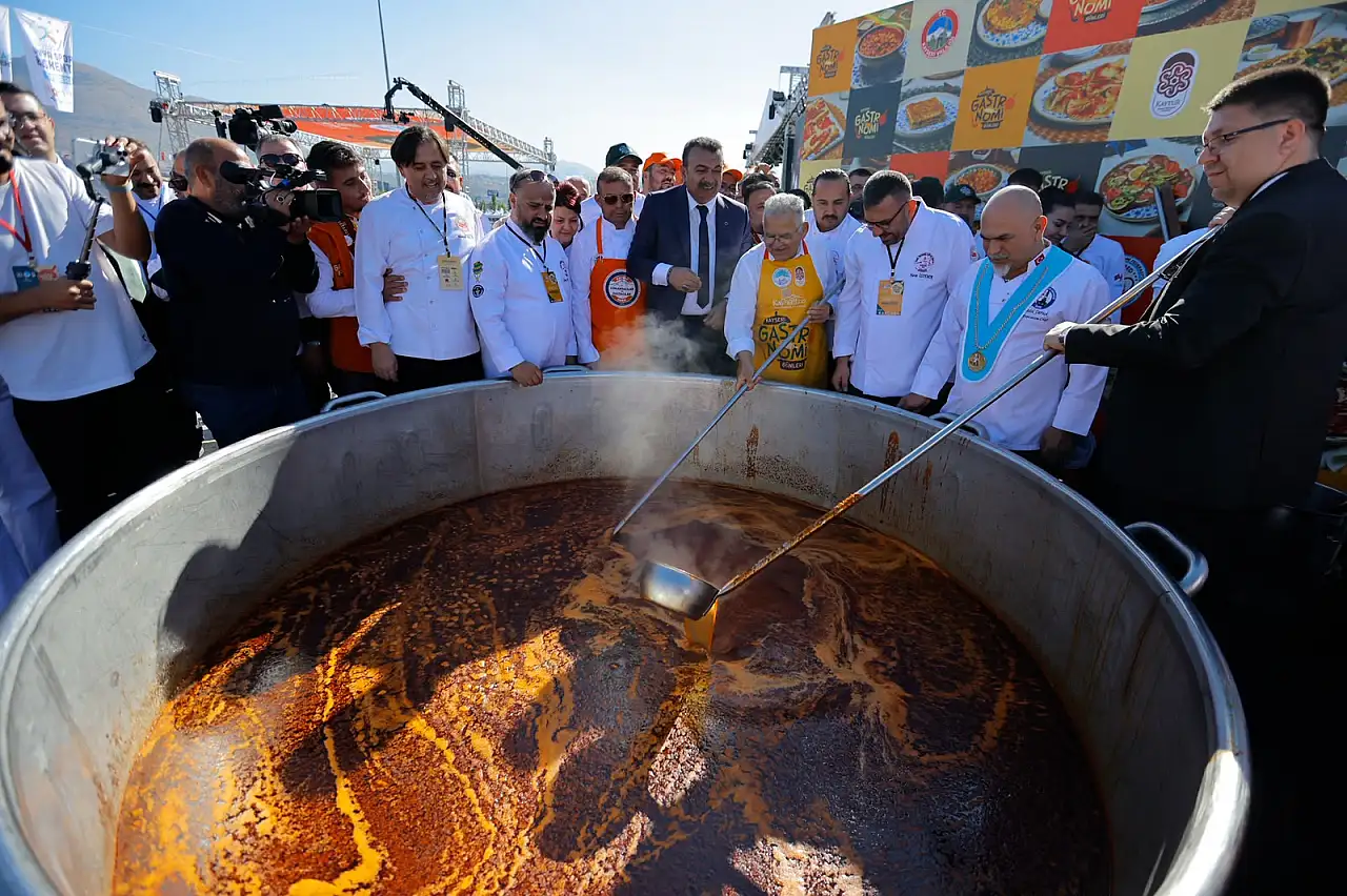 Kayseri'de 1 ton Börek Aşı Çorbası dağıtıldı!