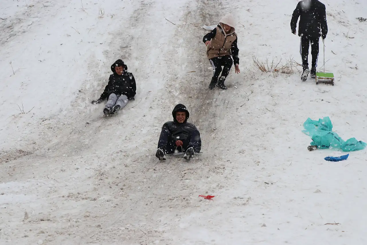 Talas'ta karla gelen eğlence!