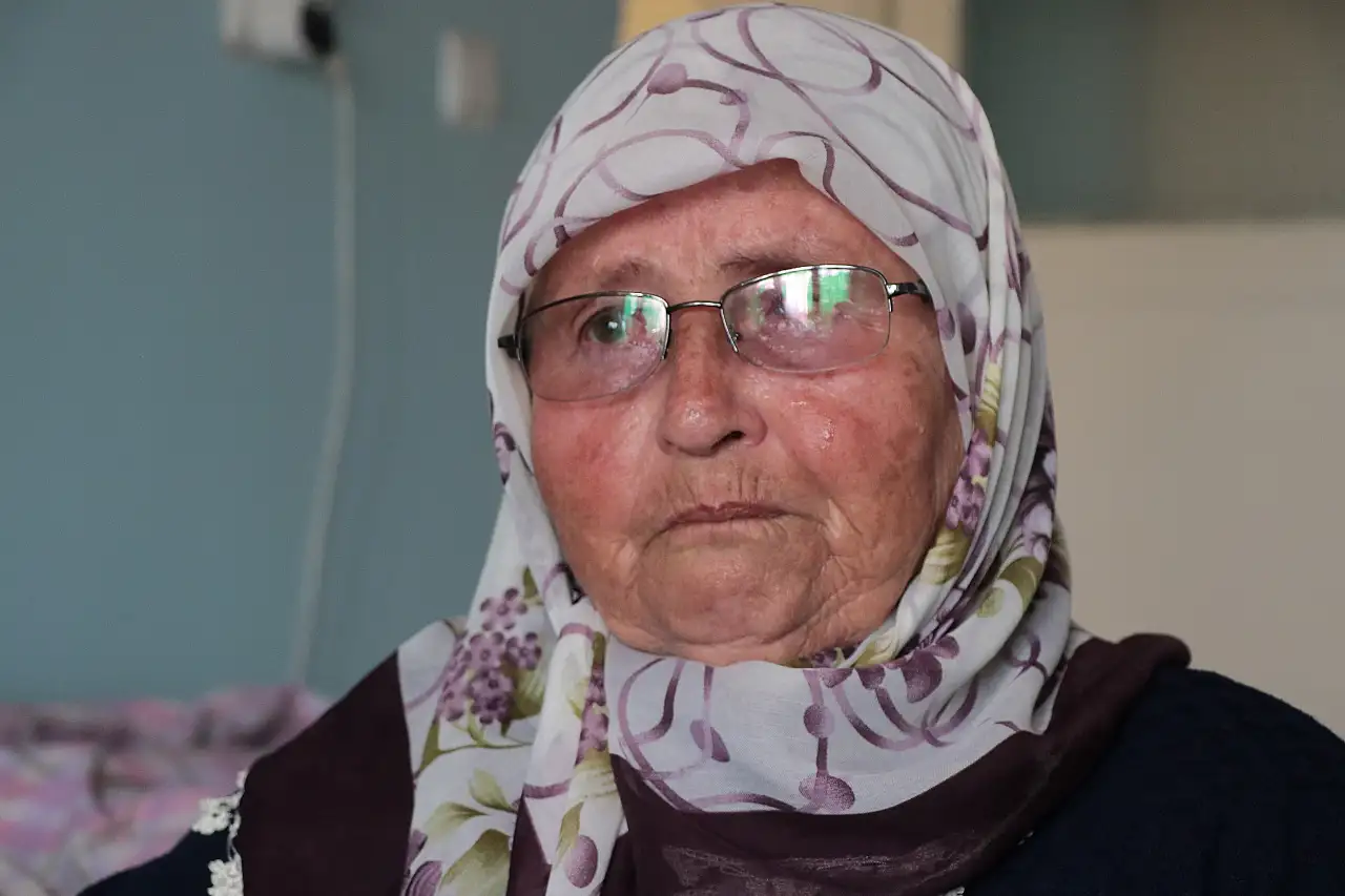 Bir anne, bir ömür: 16 yıldır yatağa bağımlı oğlunun yanında!