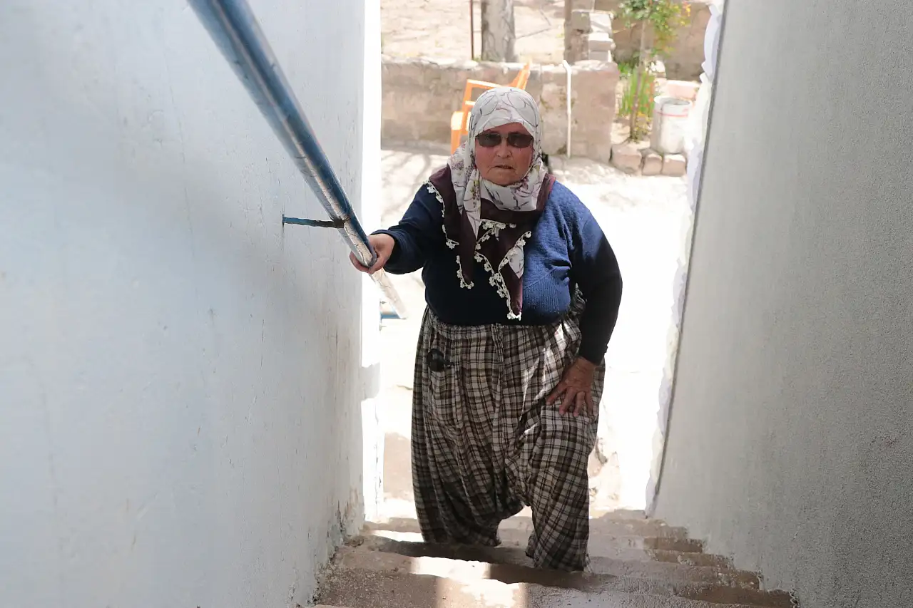 Bir anne, bir ömür: 16 yıldır yatağa bağımlı oğlunun yanında!