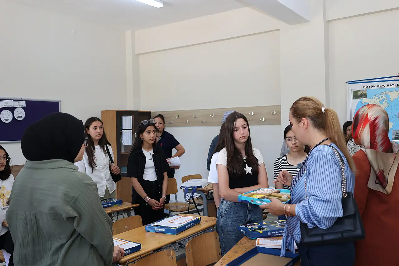 Kayseri'de binlerce öğrenci karne heyecanı yaşadı!