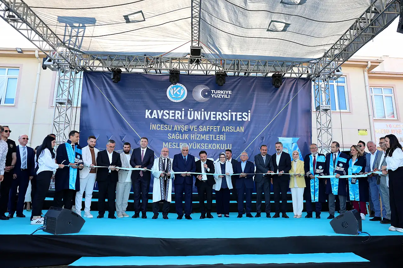 Vali Çicek, KAYÜ'de mezuniyet heyecanına ortak oldu!