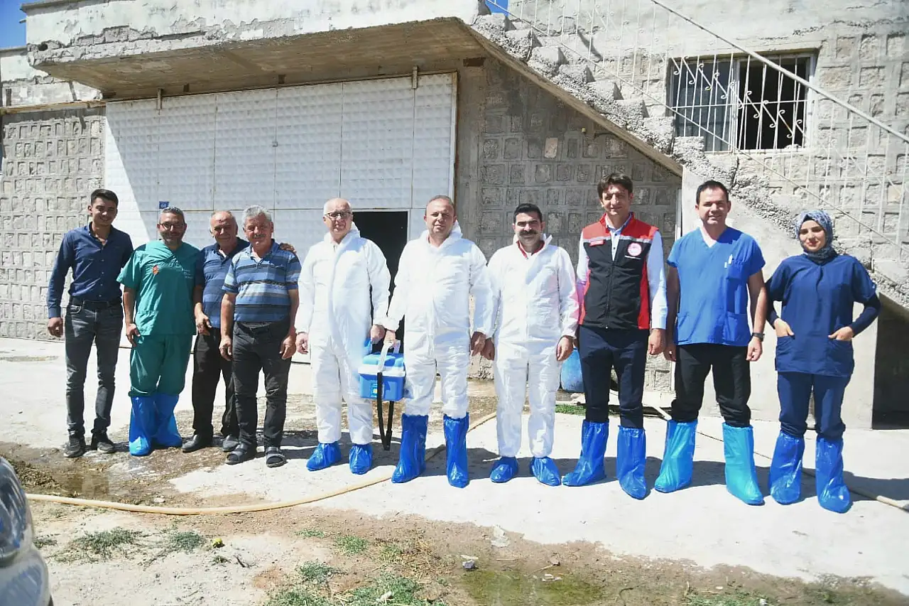 Kayseri'de çizmeleri giydi sahaya indi: Tarlada, ahırda, denetimde...