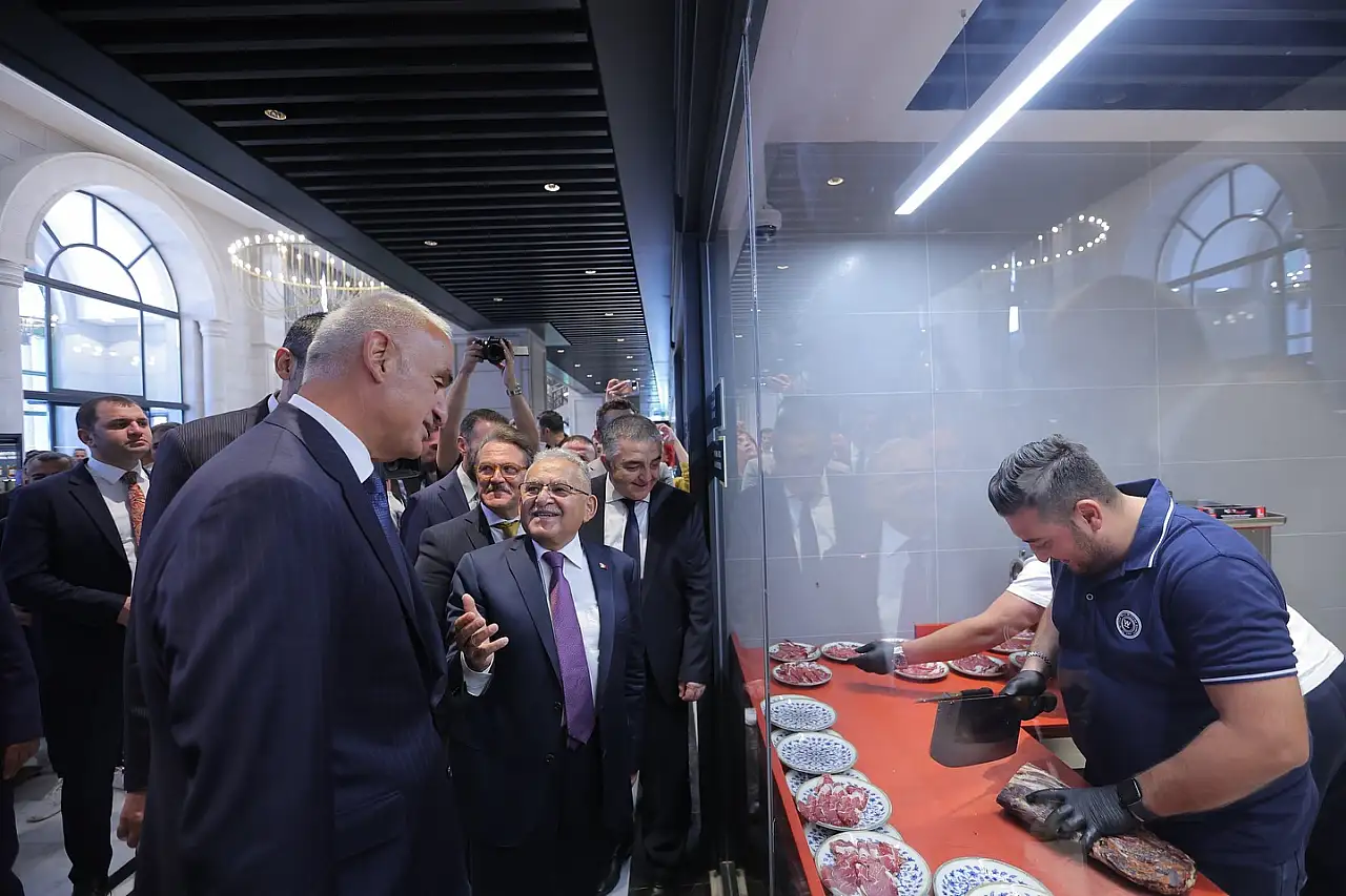 Bakan Ersoy, Kayseri'de Mutfak Sanatları Merkezi'ni gezdi