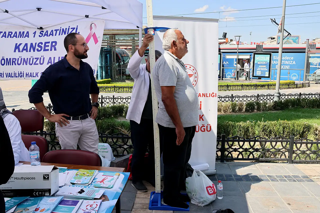 Cumhuriyet Meydanı'nda sağlık standına yoğun ilgi!
