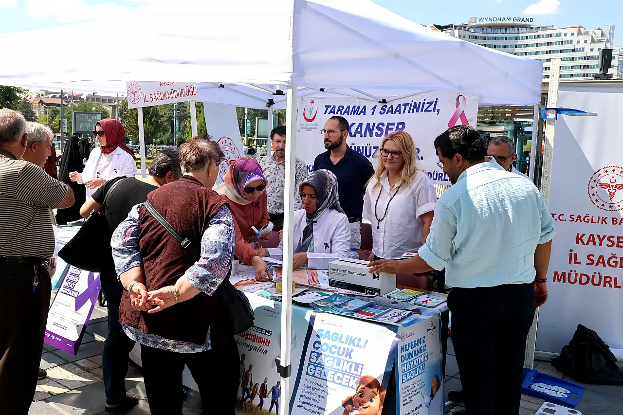 Cumhuriyet Meydanı'nda sağlık standına yoğun ilgi!