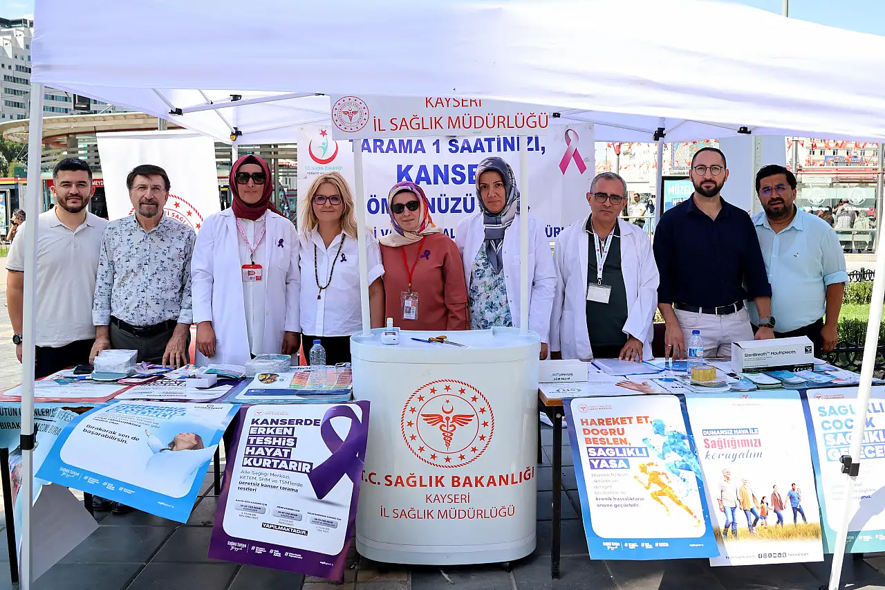 Cumhuriyet Meydanı'nda sağlık standına yoğun ilgi!