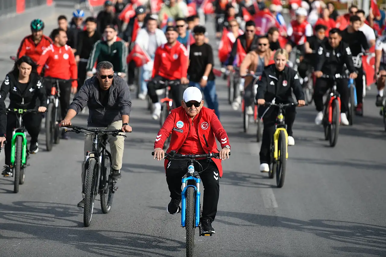 Kayseri'de 29 Ekim Cumhuriyet Bayramı'na özel bisiklet turu: Yüzlerce bisikletli metrelerce kuyruk oluşturdu!