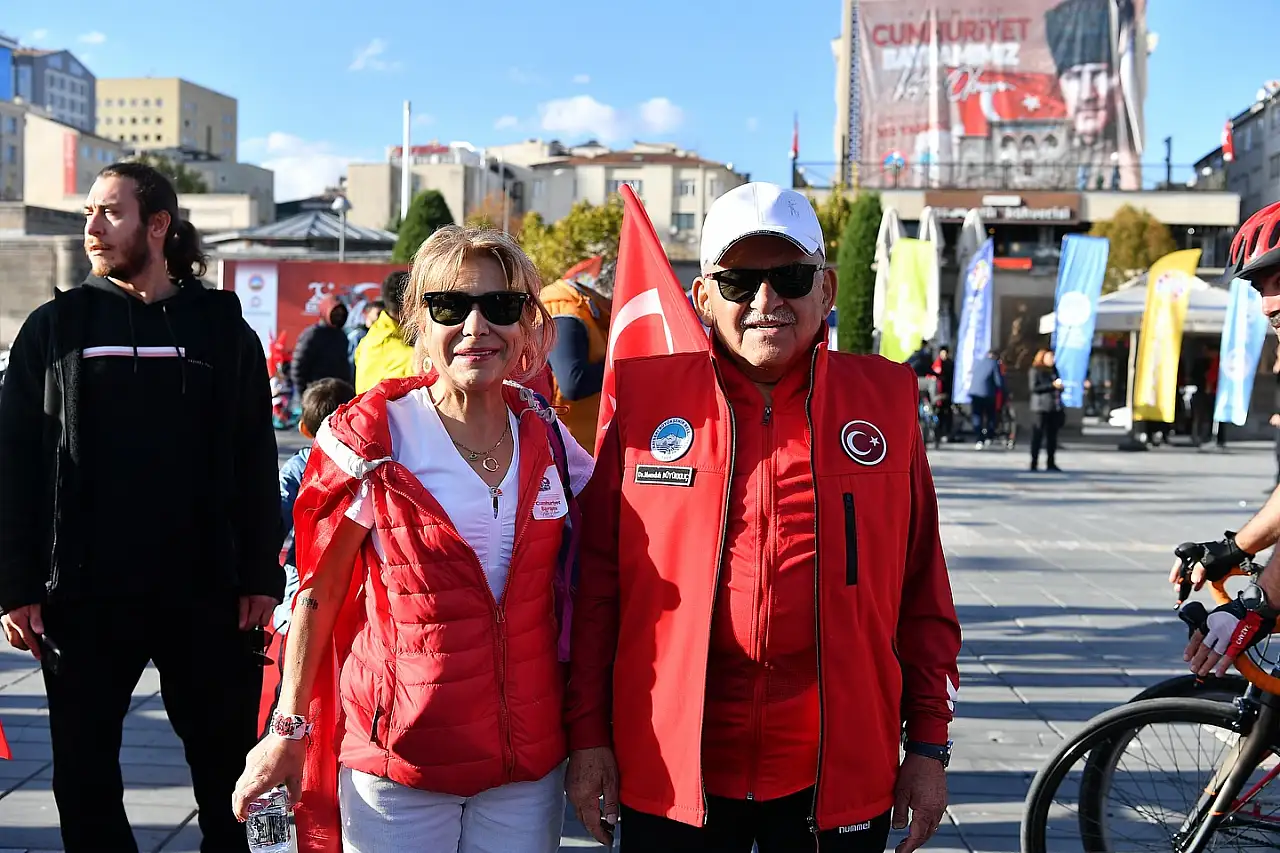 Kayseri'de 29 Ekim Cumhuriyet Bayramı'na özel bisiklet turu: Yüzlerce bisikletli metrelerce kuyruk oluşturdu!