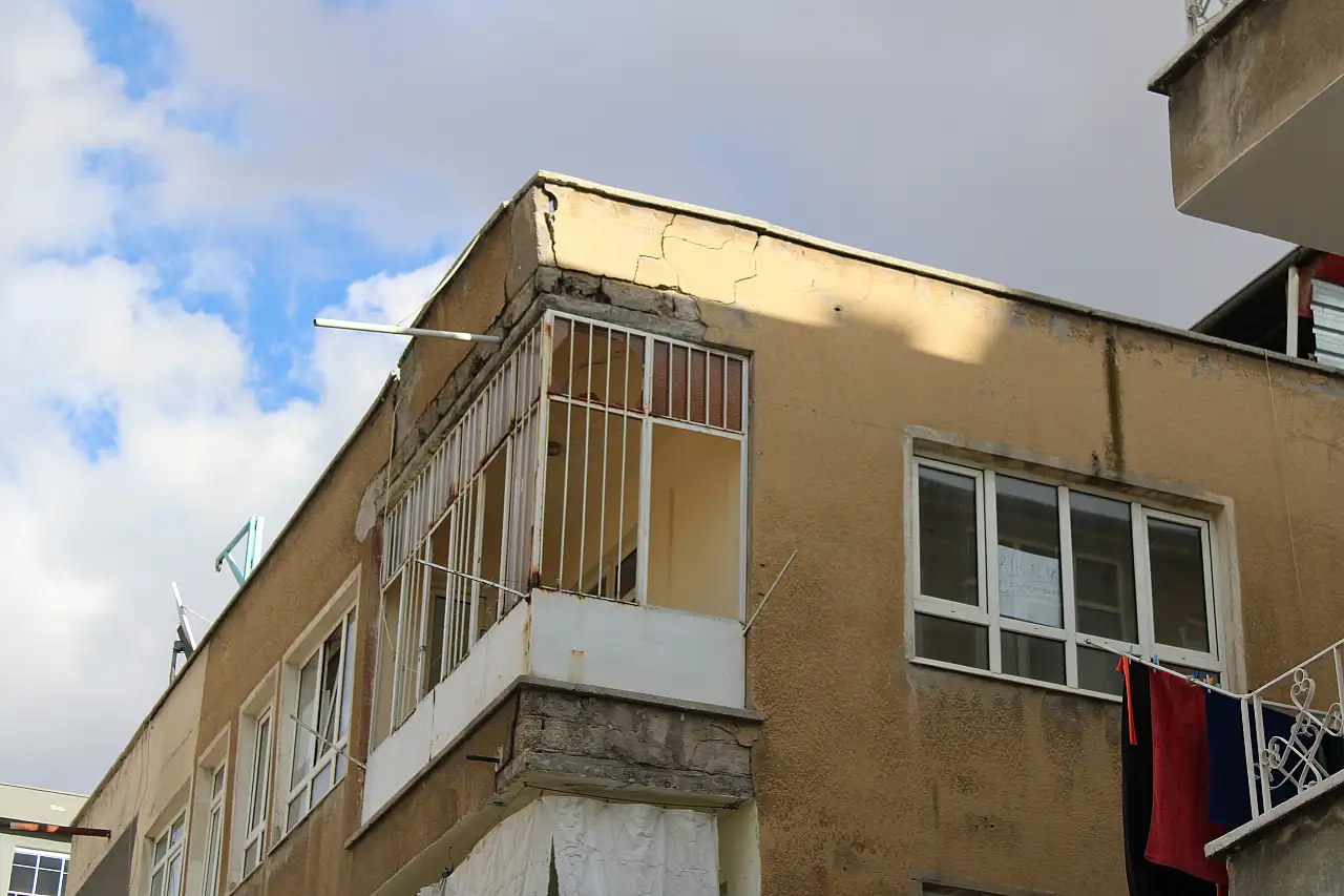 Son Dakika: Kayseri'de 3 katlı apartmanda çökme tehlikesi!