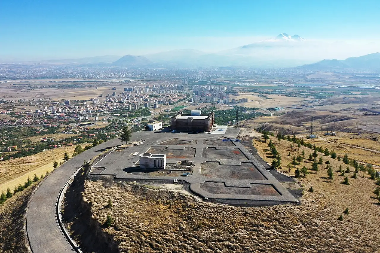 Kayseri'nin merkezindeki ilk medrese küllerinden yeniden doğuyor! 900 yıl sonra gelen uyanış...