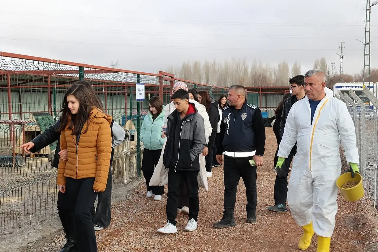 Bünyanlı öğrenciler sokak hayvanlarını ziyaret etti