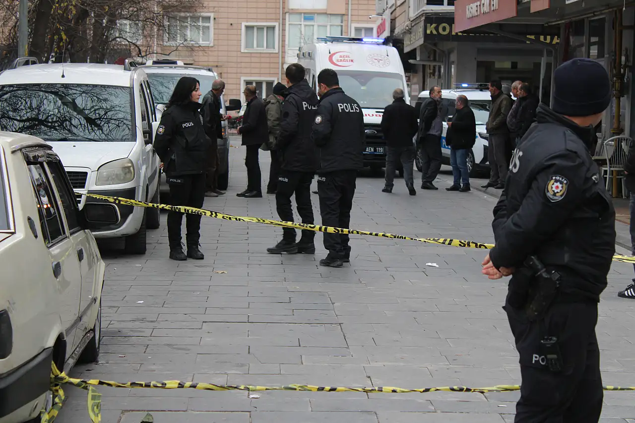 Hunat mahallesinde kan döküldü: Rastgele bıçakladı, 3 kişi yaralandı