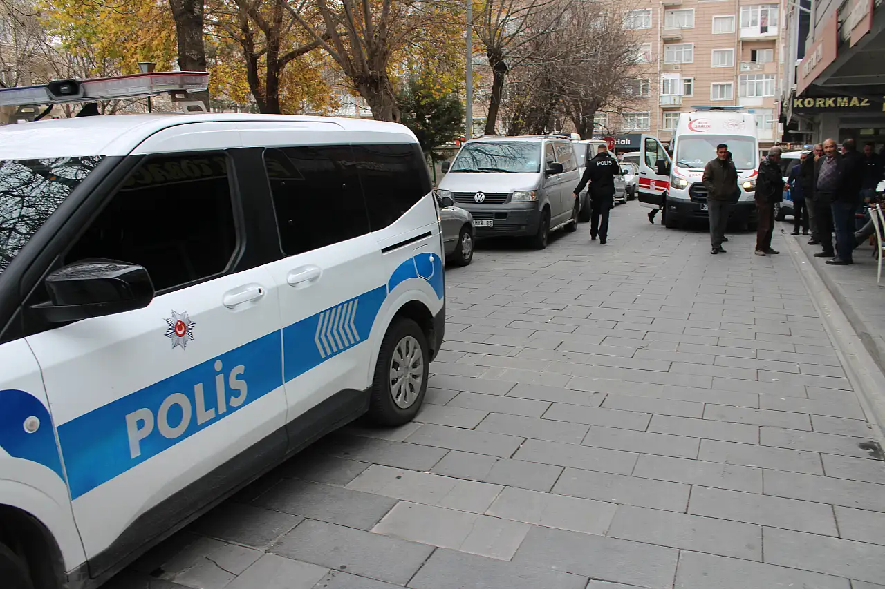 Hunat mahallesinde kan döküldü: Rastgele bıçakladı, 3 kişi yaralandı