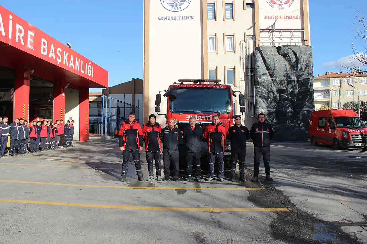Kayseri'den itfaiye ekipleri Kırıkkale'de çıkan yangına destek için yola çıktı!