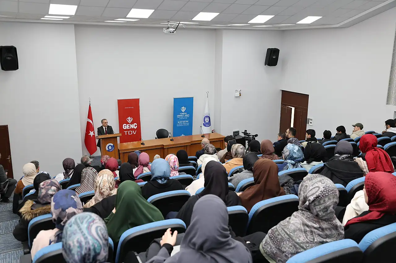 Rektör Prof. Dr. Altun, öğrencilerle kitap tahlili yaptı