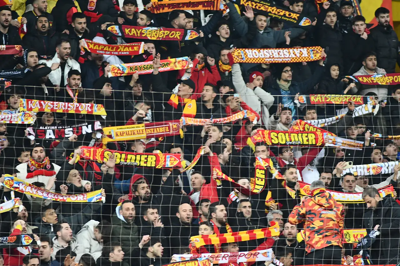 Kayseri'de ilk yarı sona erdi! 2 gol, 1 kırmızı kart...