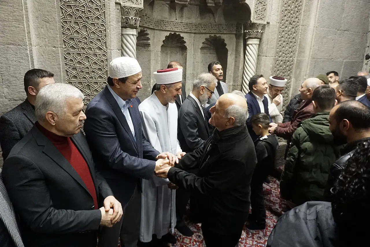 Başkan Arıkan Hunat Camii'nde bayramlaştı