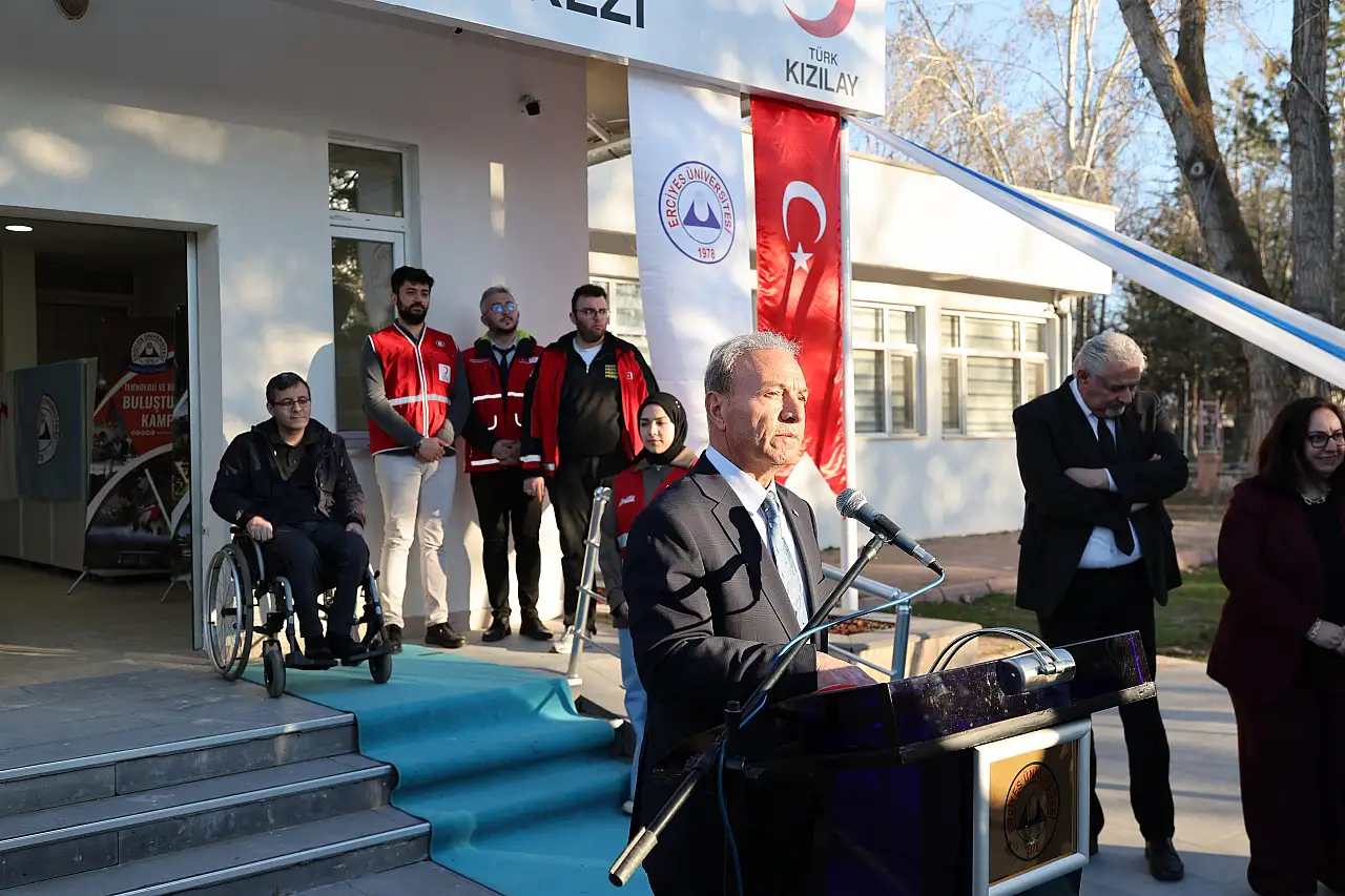 ERÜ'de ''Kızılay Butik Giyim Merkezi'' açılışı gerçekleşti