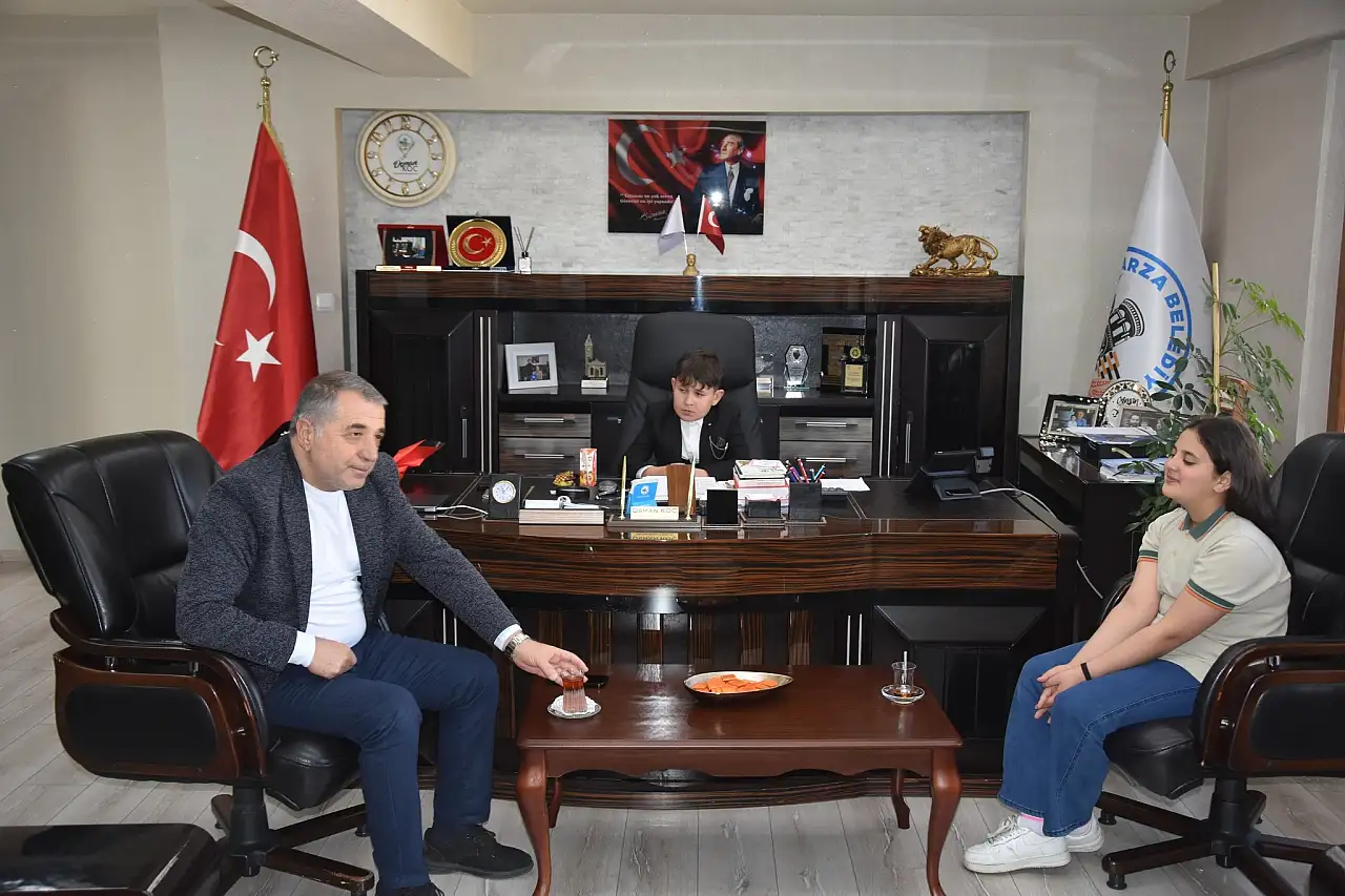 Koltuk değişti, talimatlar geldi: Başkanlık makamında bu kez çocuklar var