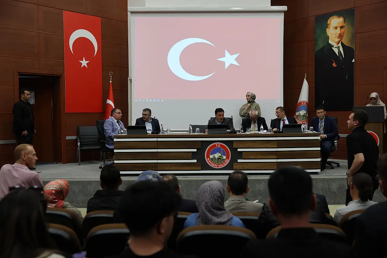 Vali çiçek, vatandaşlarla bir araya gelmeye devam ediyor