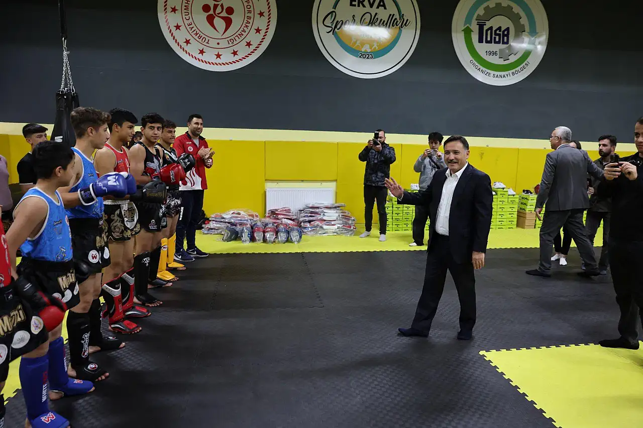 Vali Çiçek: Gençlerimizi yalnız bırakmamak adına çok yönlü projeler gerçekleştiriyoruz