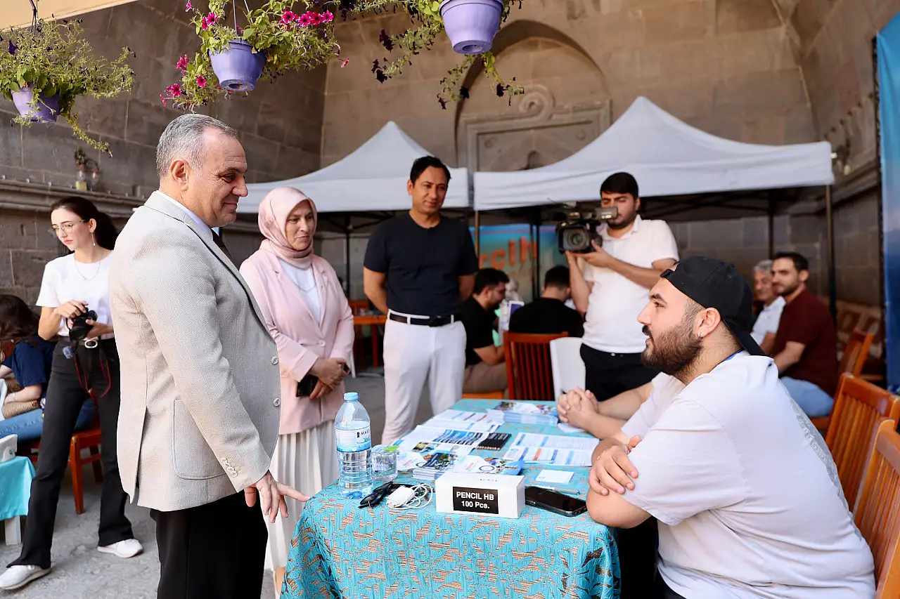 Rektör Altun'tan tercih standına ziyaret!