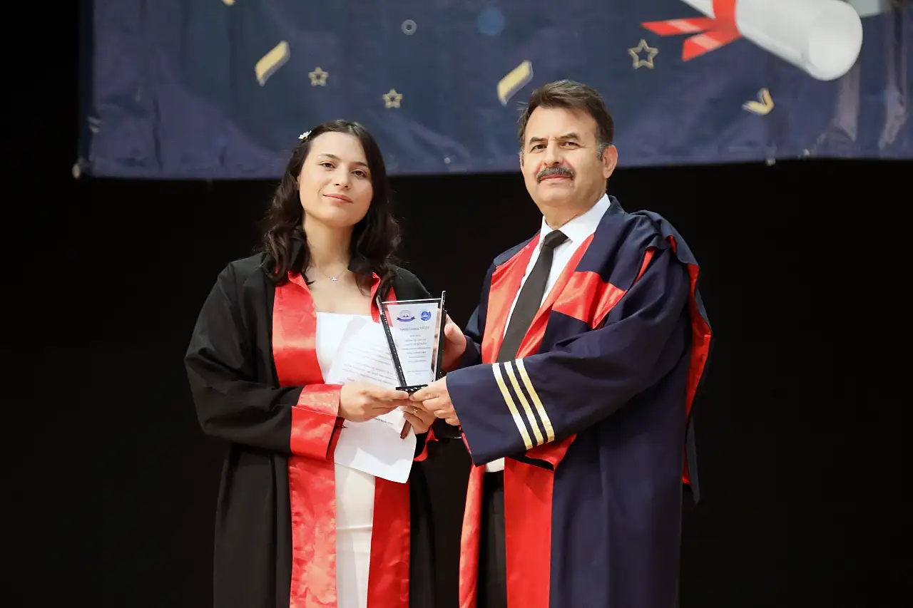 ERÜ'de öğretmen adayları diplomalarını aldı