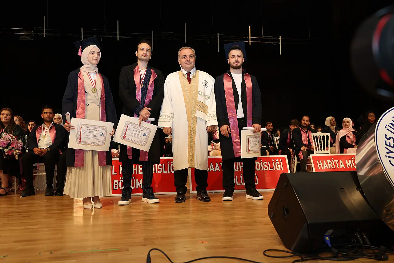 Mühendis Rektör'den genç mühendislere tavsiyeler: ERÜ'de mezuniyet heyecanı!