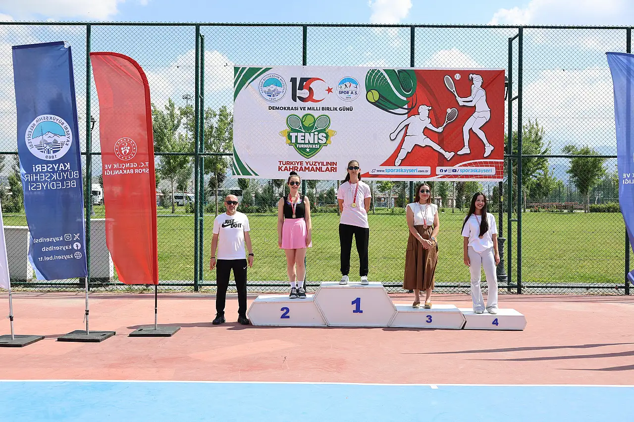 Kayseri'de 15 Temmuz kortlarda yaşandı! Tenis turnuvasında şampiyonlar kupalarına kavuştu