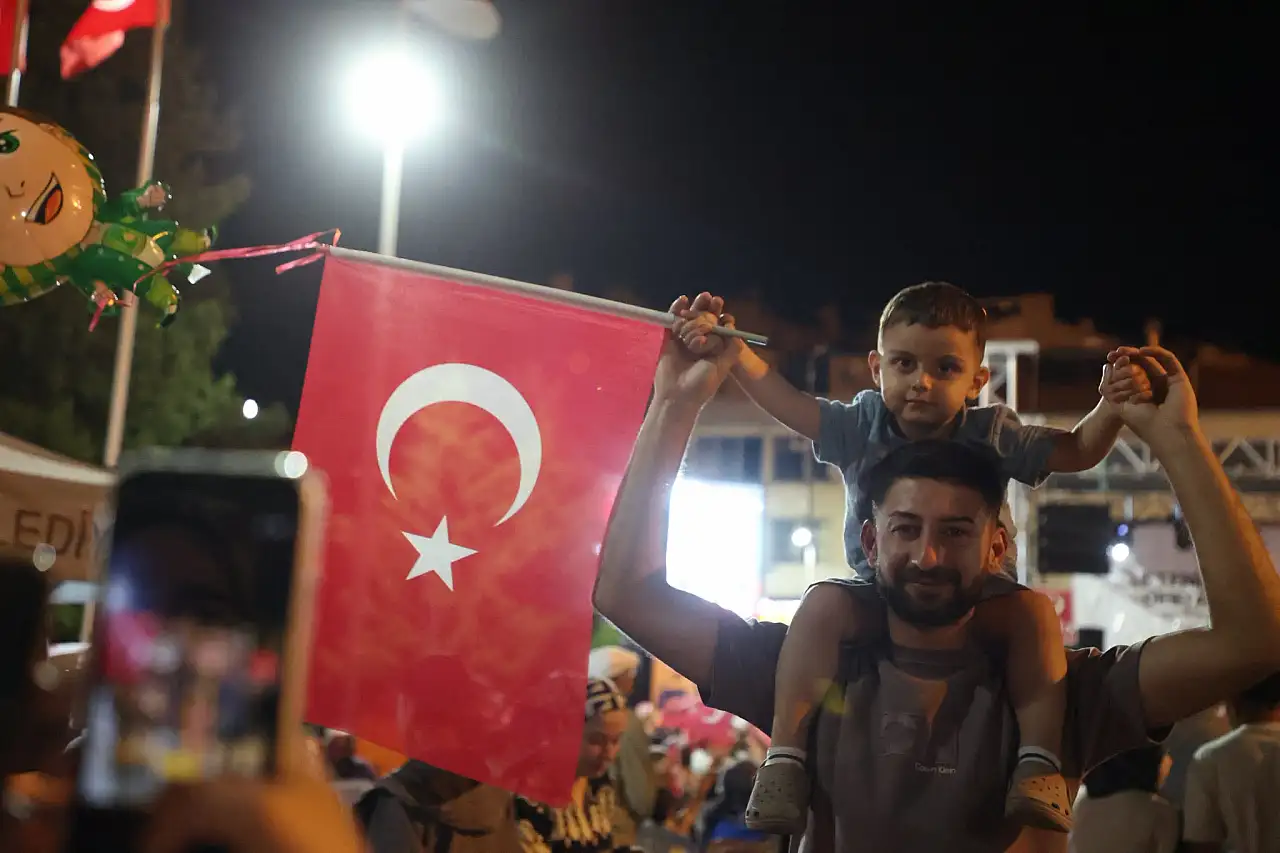 Binler tek meydanda buluştu! Geceye Yusuf Alper Güllü damga vurdu