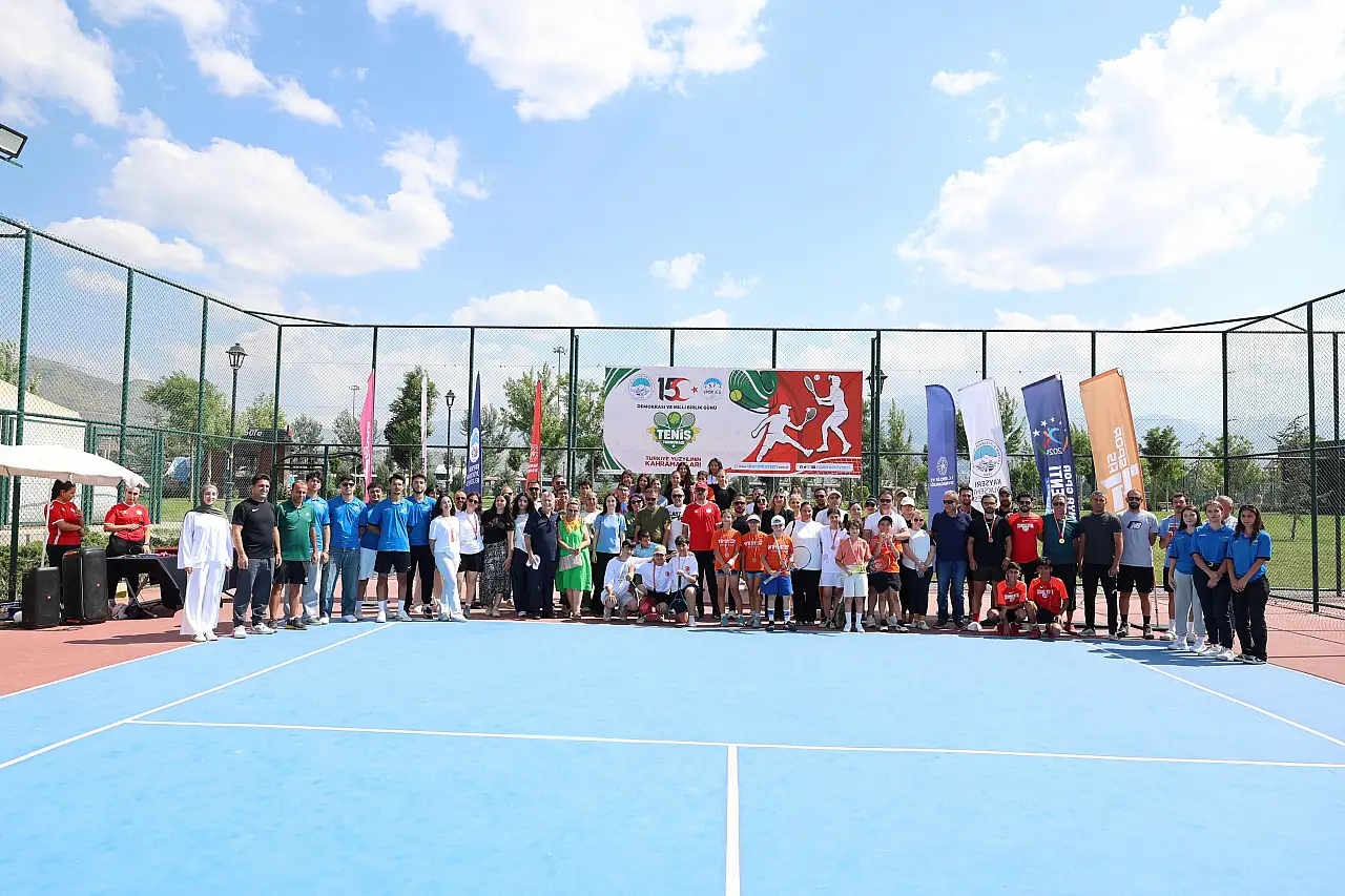 Kayseri'de 15 Temmuz kortlarda yaşandı! Tenis turnuvasında şampiyonlar kupalarına kavuştu