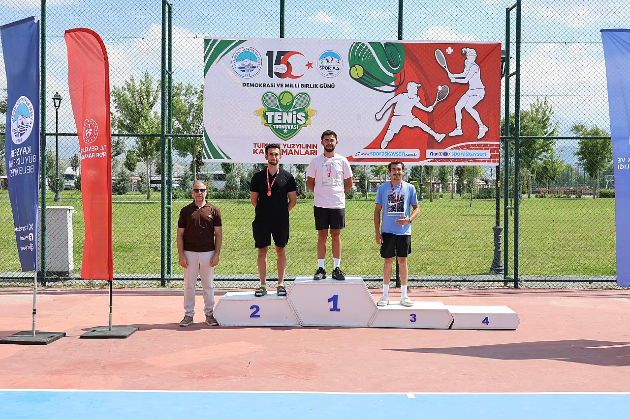 Kayseri'de 15 Temmuz kortlarda yaşandı! Tenis turnuvasında şampiyonlar kupalarına kavuştu