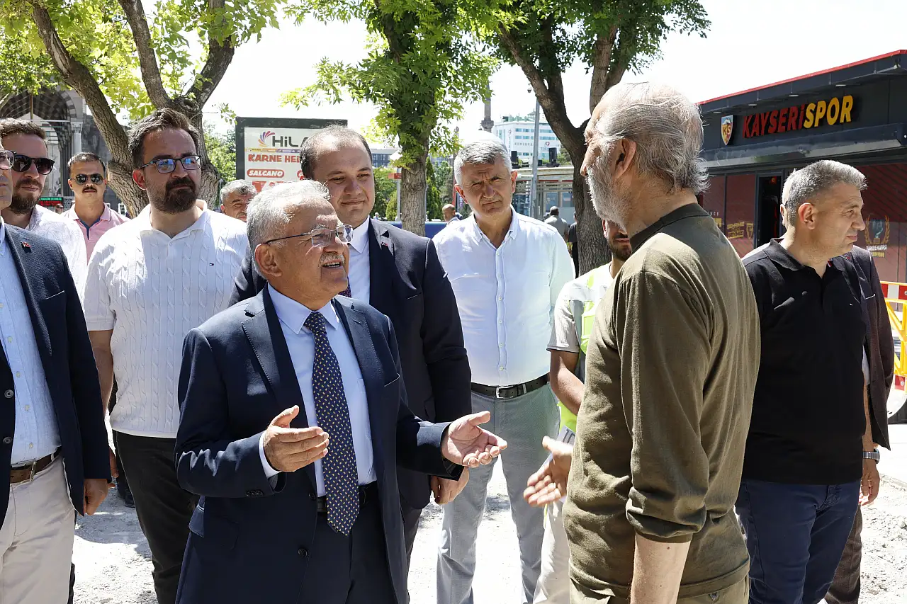Başkan Büyükkılıç, Cumhuriyet Meydanı'ndaki büyük dönüşümü yerinde inceledi