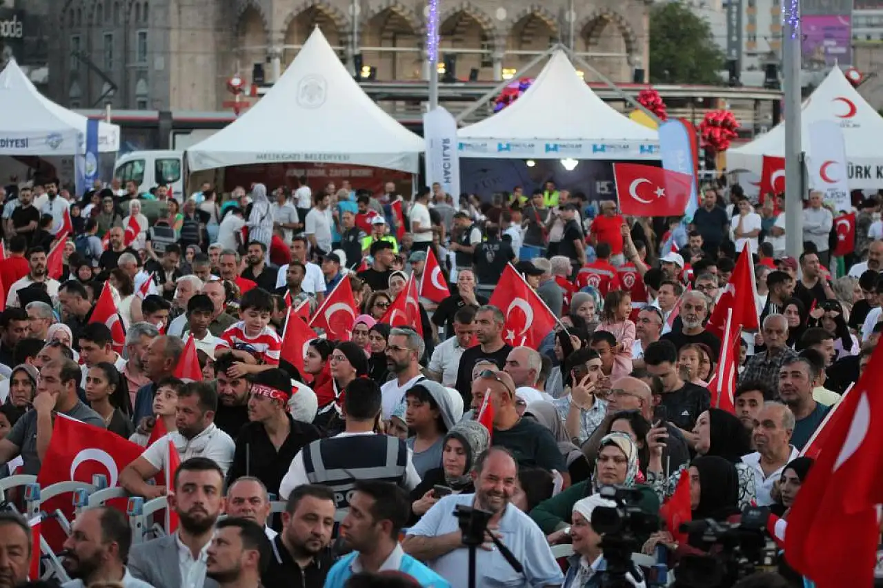 Kayseri'de 15 Temmuz ruhu yeniden yaşandı: Binler meydanda bir araya geldi!